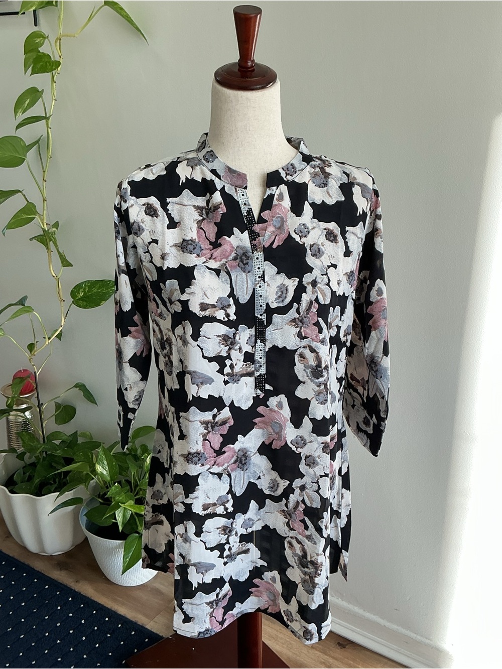 Women Black Floral Split Neck Tunic Top Pink White Blooms Boho Lightweight NWT